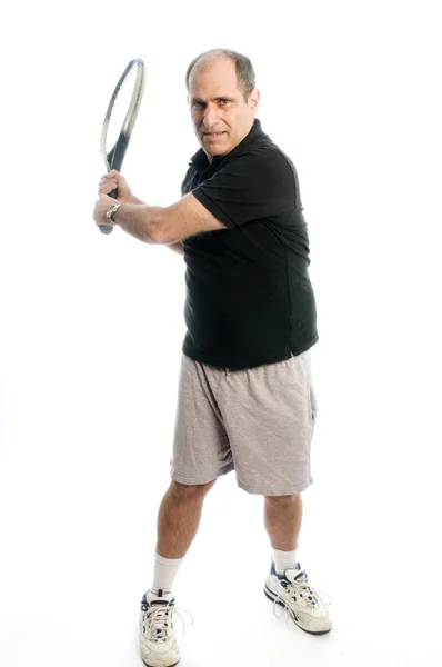 Glücklicher Mann mittleren Alters spielt Tennis — Stockfoto