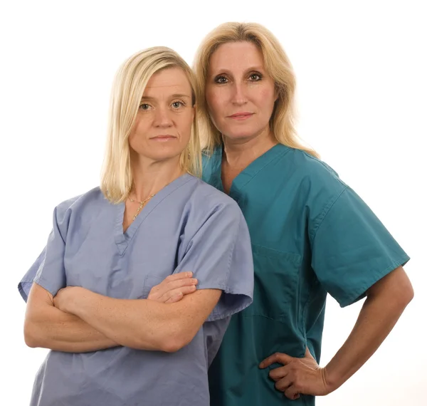 두 간호사 의료에서 팀 스크럽 옷 — 스톡 사진