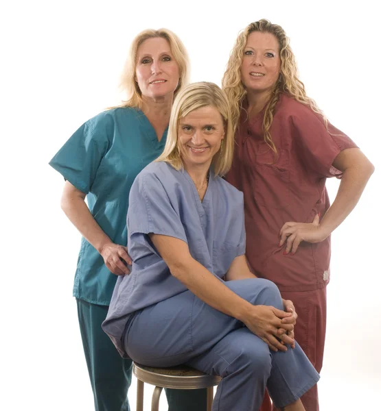 三个护士在医疗磨砂的衣服 — 图库照片