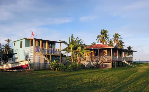 Deux maisons au bord de l'eau avec palmiers Corn Island Nicaragua — Photo