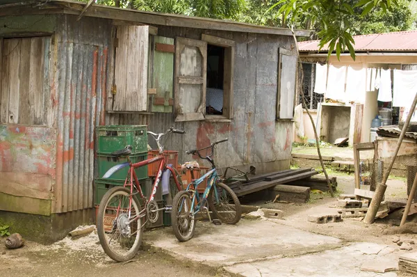 Vélos pour enfants dans la cour et buanderie suspendue pour sécher — Photo