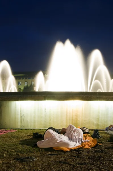 Pareja durmiendo junto a la fuente en la protesta de la Asamblea —  Fotos de Stock