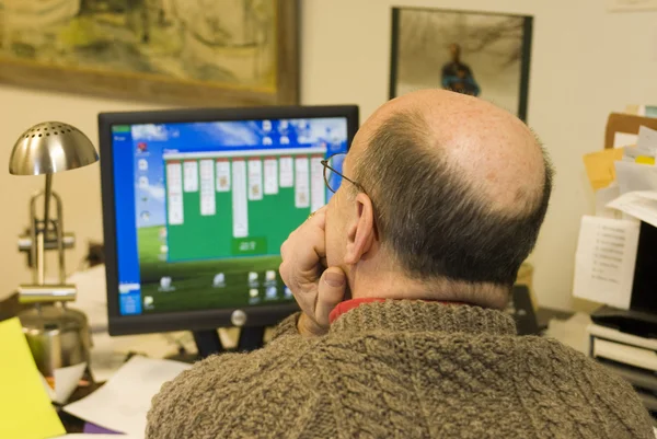 Mann blickt im Büro auf Computerbildschirm — Stockfoto