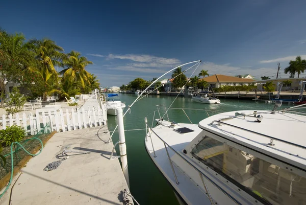 Canal with boats and homes florida keys — Stock Photo, Image