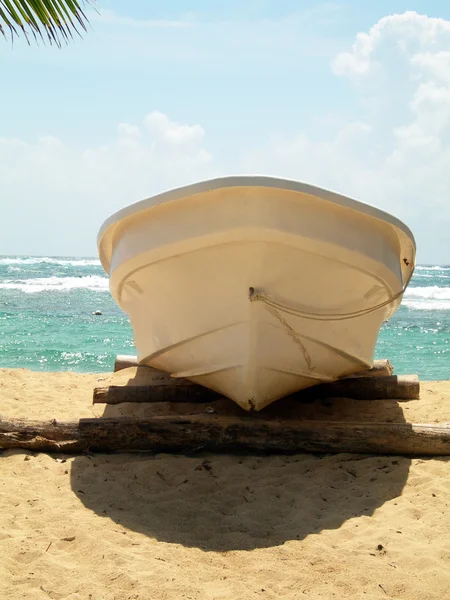 Rybackich łodzi sallie peachie plaży kukurydzy wyspa Nikaragui — Zdjęcie stockowe