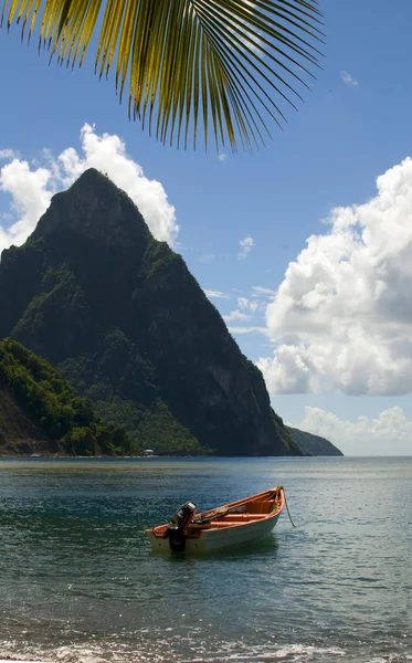 Soufriere st. lucia twin piton mountain peaks with fishing boat — Stock Photo, Image