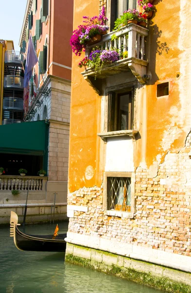Kanalszene mit Gondelboot Venedig Italien — Stockfoto
