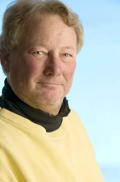 Knappe lachende middelbare leeftijd senior man versleten coltrui shirt — Stockfoto