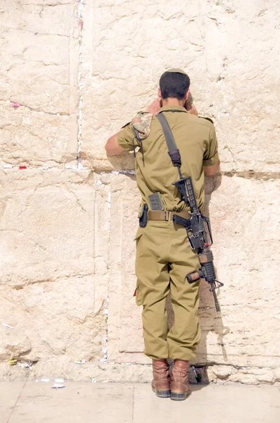 Israel homem militar orando O Muro Ocidental Jerusalém Palestina — Fotografia de Stock