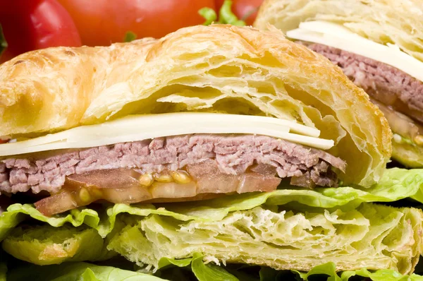 Gourment Roastbeef Sandwich auf Croissant — Stockfoto