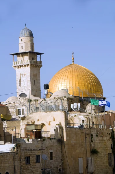 Dóm skály a ghawanima minaret ze Západní zeď Jeruzaléma — Stock fotografie