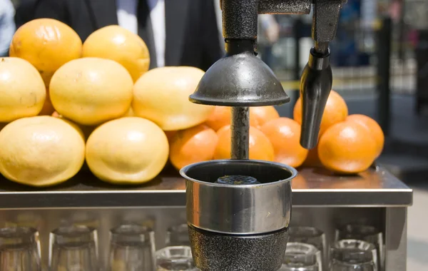 Máquina de prensado de jugo de frutas y verduras de metal viejo —  Fotos de Stock