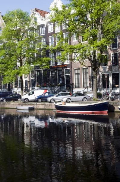 Tekneler ve evleri amsterdam Hollanda ile kanal — Stok fotoğraf