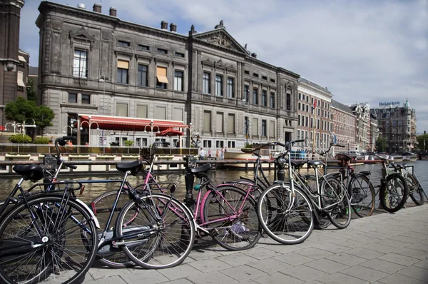 Amsterdam Hollanda bisiklet üzerinde canal — Stok fotoğraf