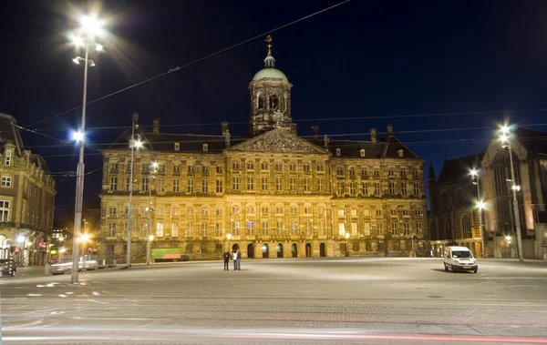 Královský palác v noci dam náměstí amsterdam Nizozemí — Stock fotografie