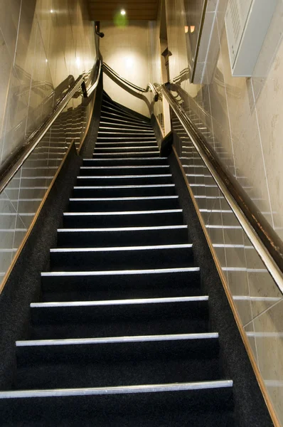典型的な急な階段階段ホテル アムステルダム、オランダ — ストック写真
