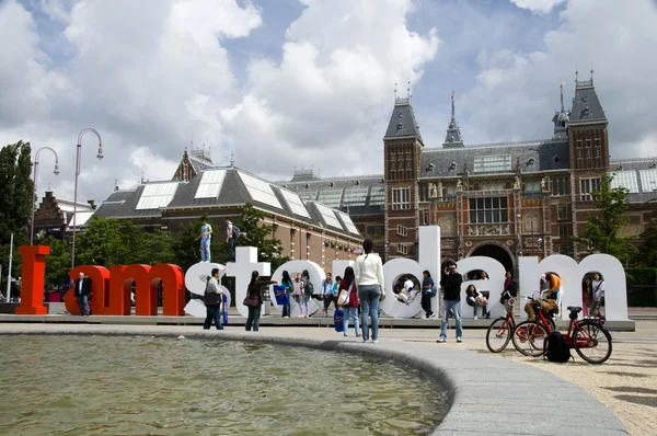 Editorial tourists at i amsterdam sign by rijksmuseum amsterdam — Stock Photo, Image