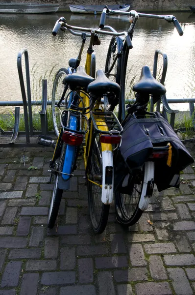 Fietsen door kanaal amsterdam — Stockfoto