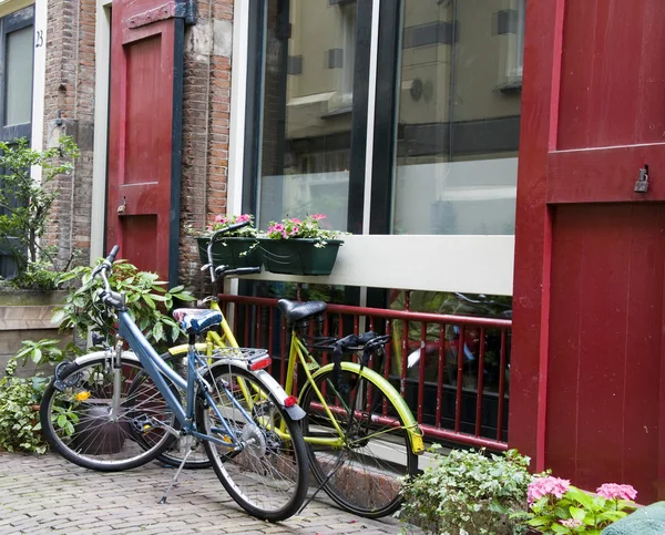 Fahrräder in amsterdam holland — Stockfoto