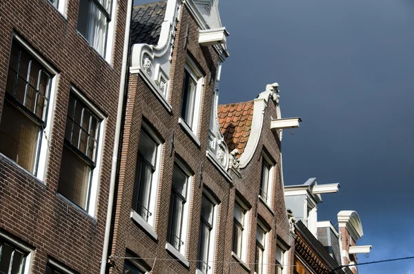 Houses with hoist lift mechanism over canal amsterdam holland — Stock Photo, Image