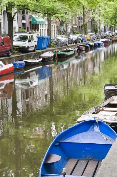 Canal scene with boats houses amsterdam holland — Stock Photo, Image
