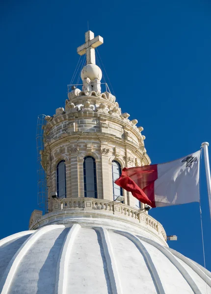 Церковь с мальтийским флагом — стоковое фото
