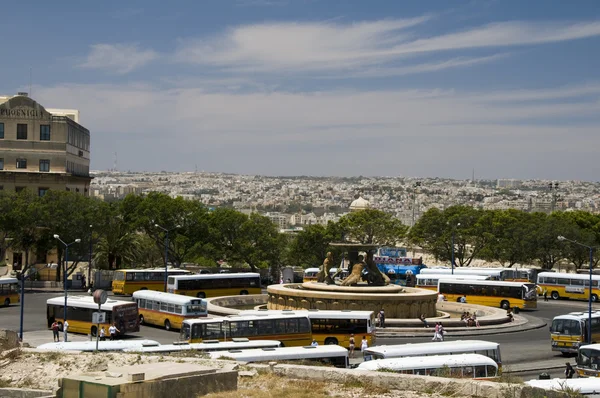 Автобусная станция вид на Valletta Мальта Тритон фонтан — стоковое фото