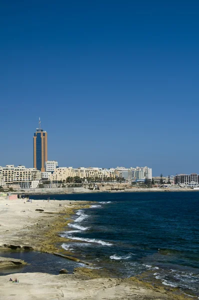 Vápencové pobřeží pohled st. julians, malta — Stock fotografie