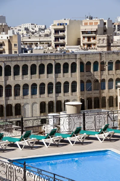 Architecture toits hôtel piscine sliema malta — Photo