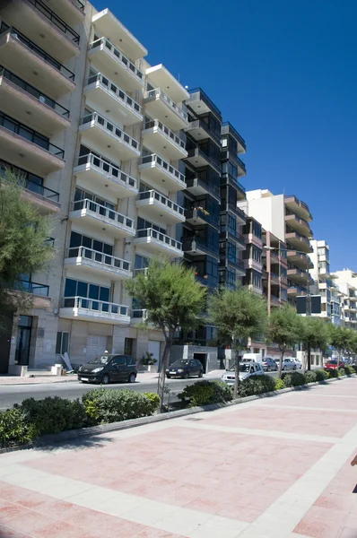 Condomínios ao longo sliema malta beira-mar — Fotografia de Stock