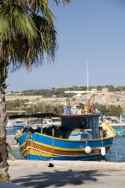 Marsaxlokk malta fischerdorf luzzu boot — Stockfoto