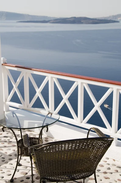 Patio avec table de chaises donnant sur mer santorini — Photo