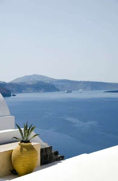 Arquitectura de la isla griega sobre el mar mediterráneo — Foto de Stock