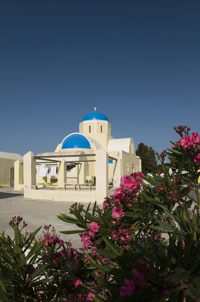 Blå kupol grekiska kyrkan — Stockfoto