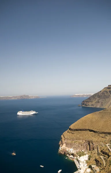 Nave da crociera nel porto santorini — Foto Stock