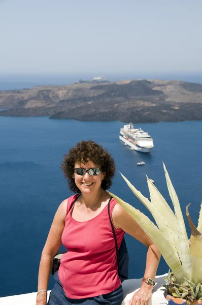 サントリーニ島ギリシャの笑みを浮かべての中間年齢の観光 — ストック写真