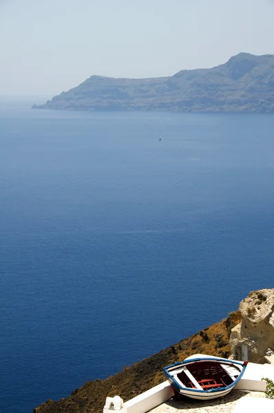 Oude visserij boot Grieks eiland weergave van caldera santorini — Stockfoto