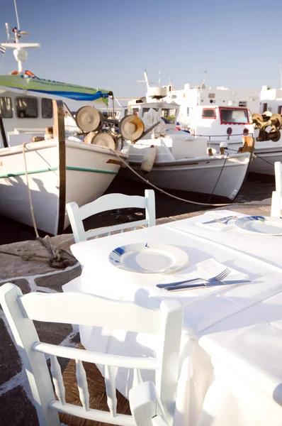 Установка таверны в гавани с рыбацкими лодками — стоковое фото