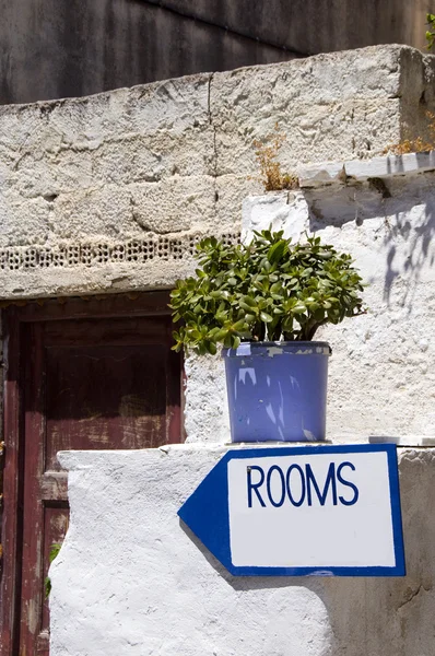 Isola greca scena di strada camere in affitto — Foto Stock