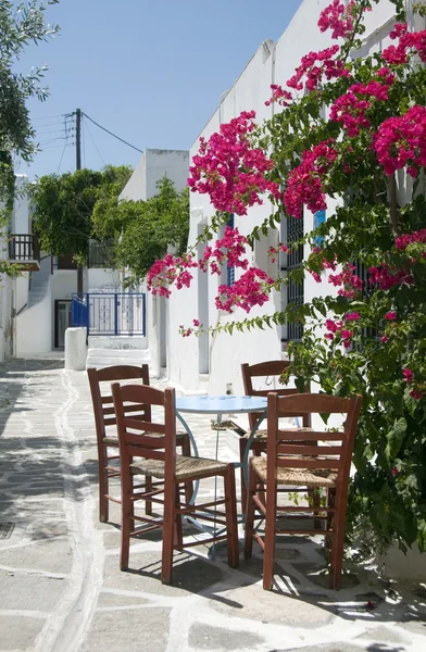 Café ταβέρνα κλασικό ελληνικό τραπέζι, καρέκλες Ελληνικά νησιά — Φωτογραφία Αρχείου