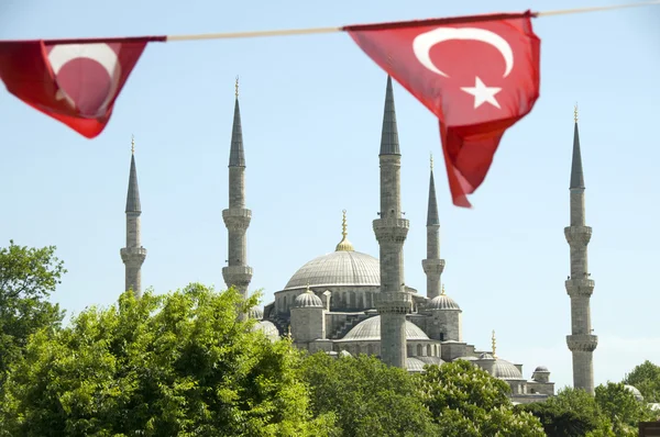 Blaue Moschee mit türkischen Flaggen in Istanbul — Stockfoto