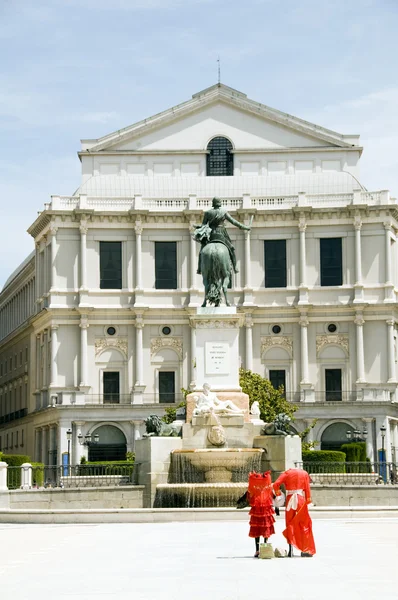 Мадридская опера со статуей Испании — стоковое фото
