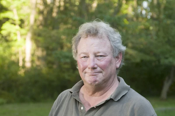 Senior man van middelbare leeftijd in voorsteden achtertuin — Stockfoto