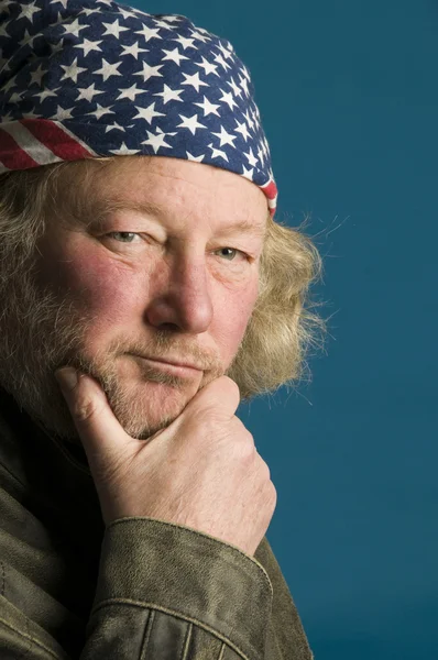 Bel homme d'âge moyen drapeau bandana veste en cuir — Photo