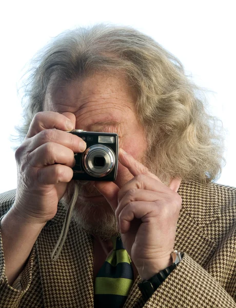 У пожилого человека длинные волосы и фотоаппарат — стоковое фото