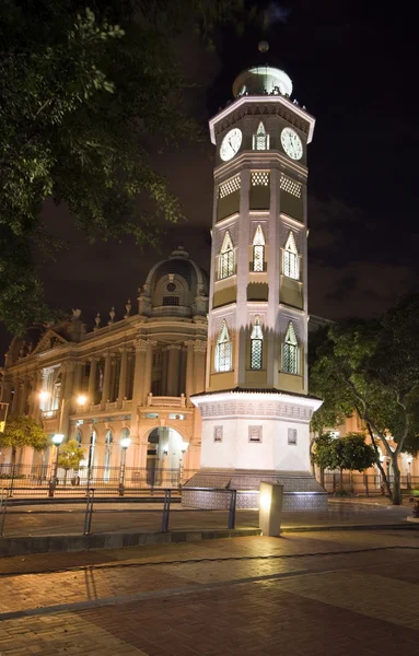 Hodinová věž v noci guayaquil Ekvádor — Stock fotografie