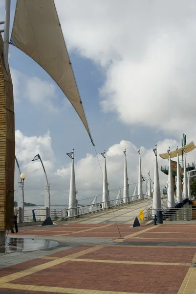 Walkway bridge with symbol poles malecon 2000 guayaquil boardwalk — Stock Photo, Image