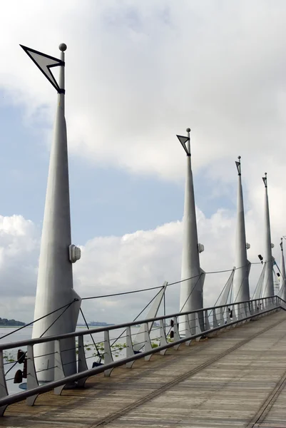 Jembatan walkway dengan simbol tiang malecon 2000 guayaquil boardwalk ecuador — Stok Foto
