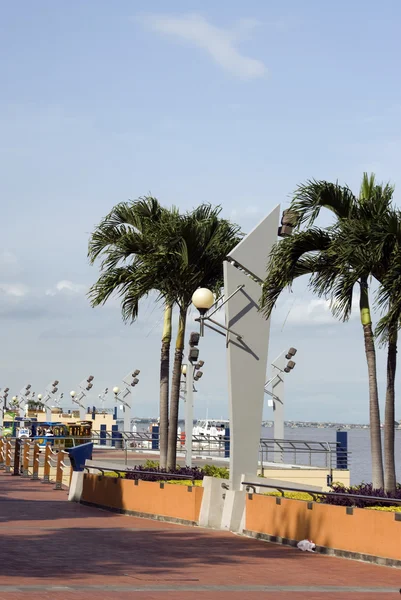 Walkway boardwalk with symbol poles malecon 2000 guayaquil boardwalk ecuador — Stock Photo, Image