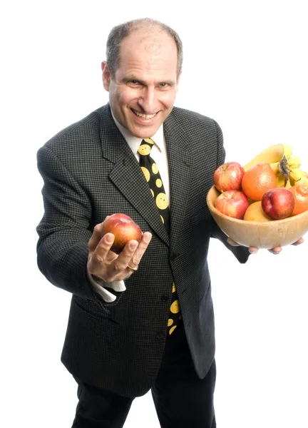 Человек со свежими фруктами в чаше — стоковое фото